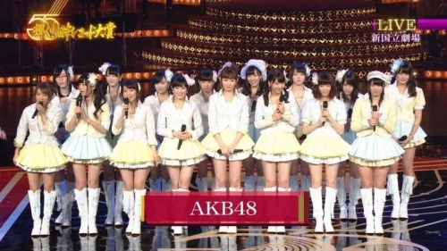 AKB48が歌って踊っている太ももやパンチラが見えそうなお宝画像をください1