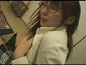 ニーソのミニスカ眼鏡っ娘美人のおっぱいを揉む無料エロ動画の画像